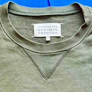MAISON MARGIELA CLASSIC ELBOW PATCH SWEATSHIRT - OLIVE GREEN - MEDIUM